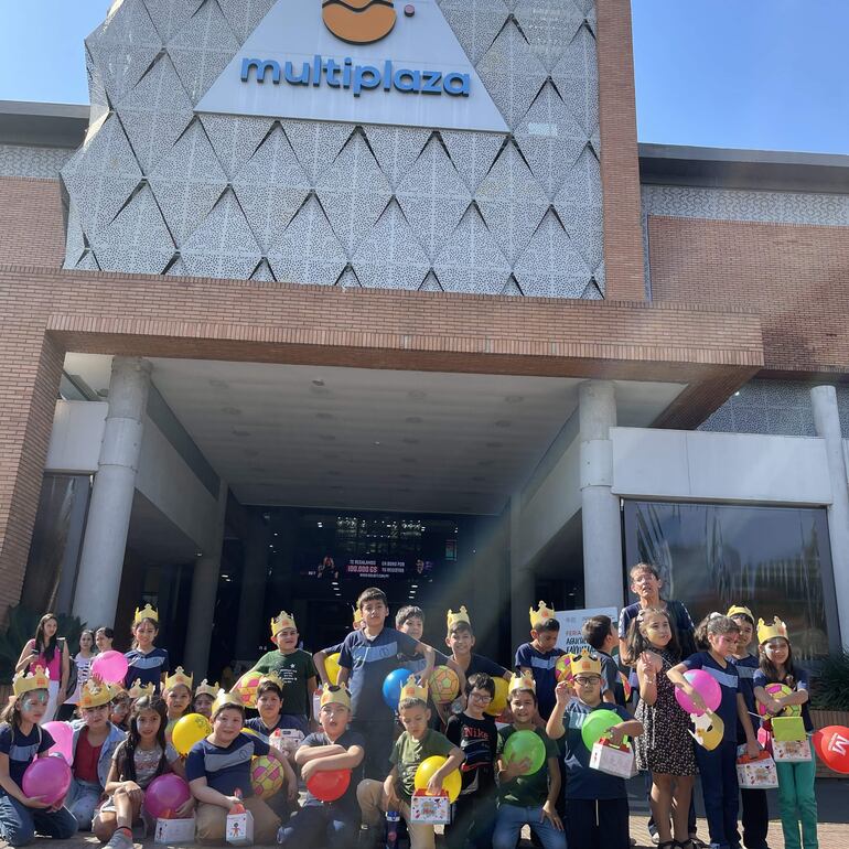 El Multiplaza agasajó de manera especial a 33 niños en su día.