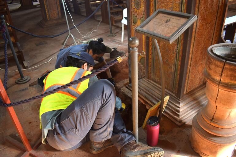 Especialistas, arqueólogos, biólogos, restauradores de la Agencia Española de Cooperación Internacional para el Desarrollo (AECID) y de la SNC, están realizando el trabajo técnico en el templo.