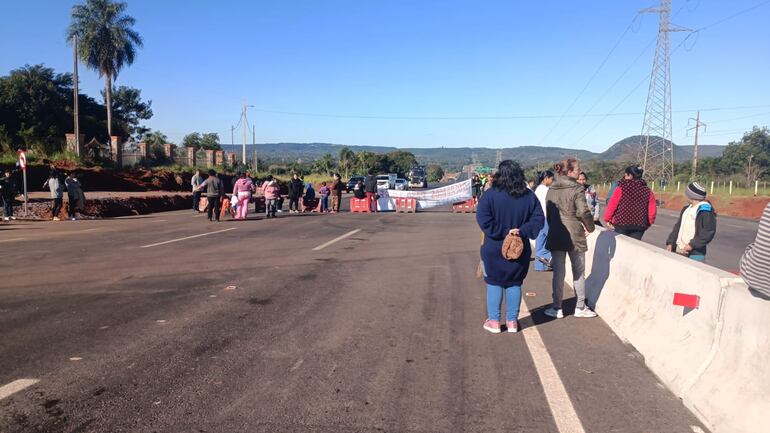 Pobladores de Atyrá y Caacupé se quedan sin accesos por las obras de ampliación de la ruta PY02