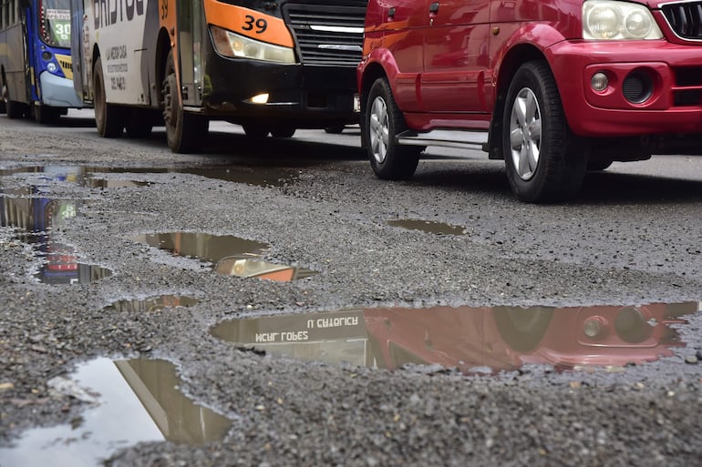 Más baches sobre Mariscal López: asfalto está destruido en la esquina del Buen Pastor