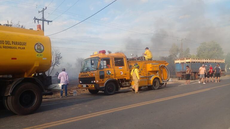 Bomberos combatieron ferozmente el fuego que consumó 10 hectáreas de pastizales.