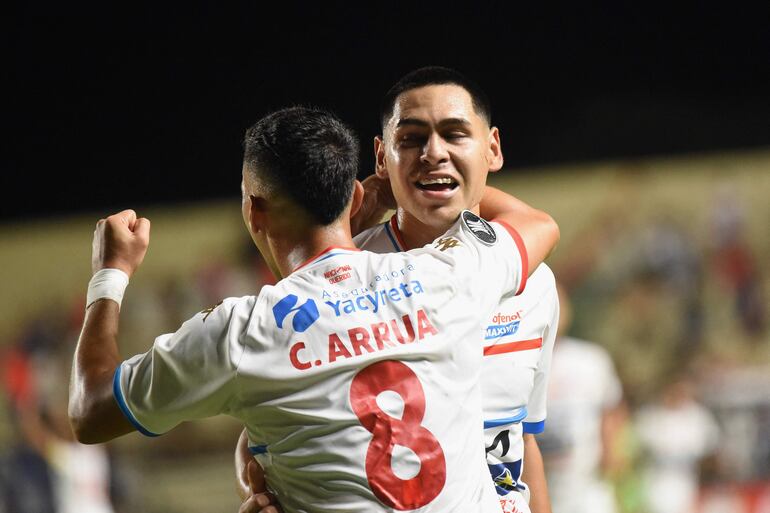 Gustavo Caballero (d), jugador de Nacional, celebra un gol en el partido frente a Alianza Lima por la ida de la Fase 1 de la Copa Libertadores 2025 en el estadio Arsenio Erico, en Asunción, Paraguay.