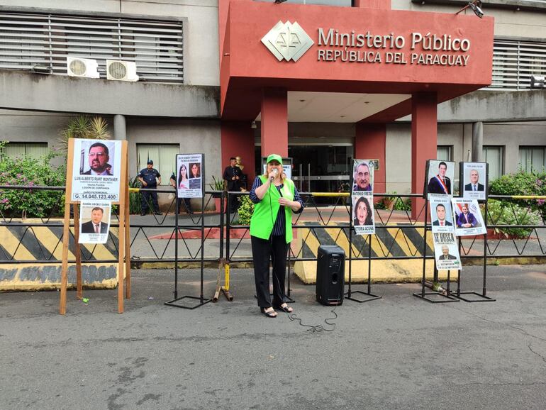 Esther Roa  en una manifestación con "galería de corruptos" frente al Ministerio Público.