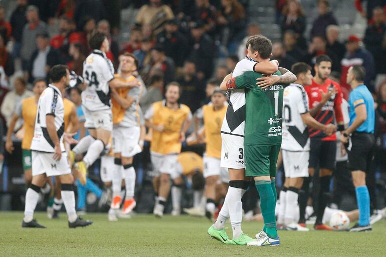 Festejo de kos jugadores de Danubio tras la victoria ante Athletico Paranaense