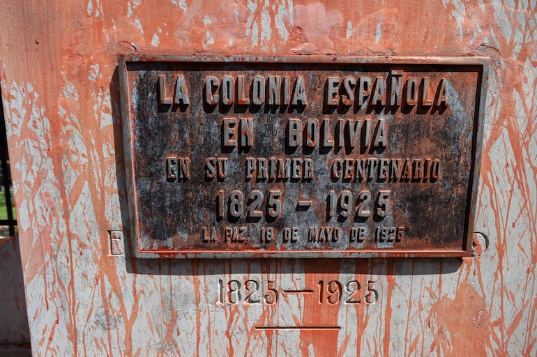 Detalle de la estatua de Isabel la Católica luego de ser pintada por el colectivo feminista de Bolivia Mujeres Creando este sábado, en la ciudad de La Paz (Bolivia). El colectivo realizó una "intervención" en la estatua de Isabel la Católica y dejó mensajes en rechazo al colonialismo y a "la conquista". EFE/ Gabriel Márquez
