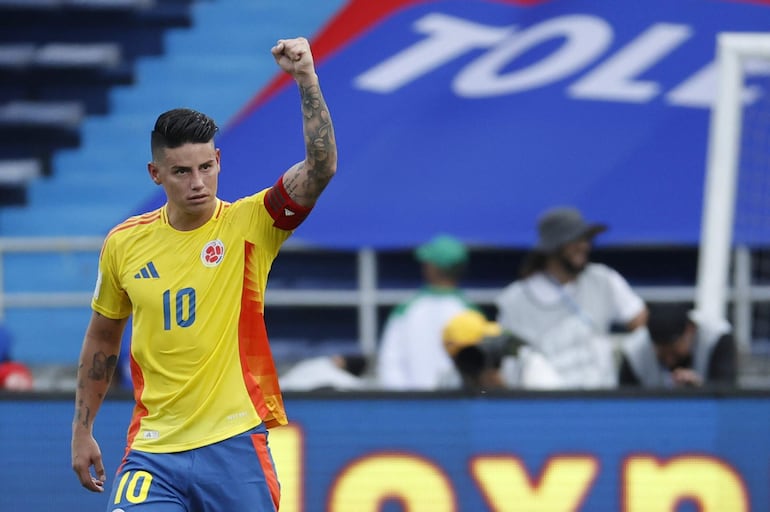 James Rodríguez, futbolista de la selección de Colombia, celebra un gol en el partido frente a Argentina por la octava fecha de las Eliminatorias Sudamericanas 2026 en el estadio Metropolitano, en Barranquilla, Colombia.
