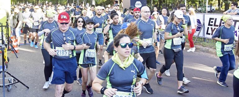 Uno de los momentos de aglomeración durante la corrida del Good Run 7K 2019 de Visión Banco.