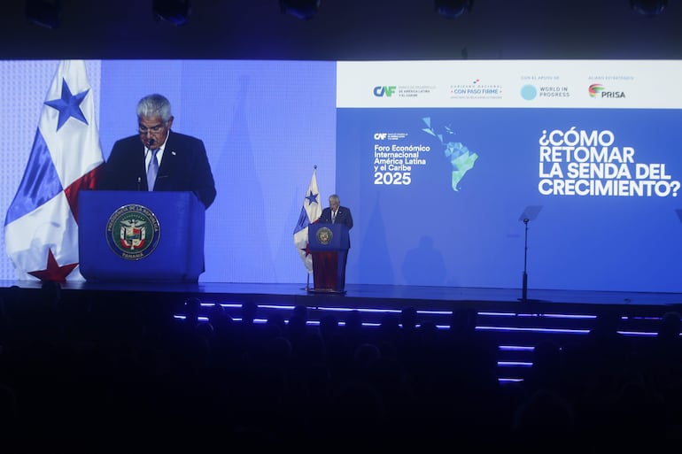 AME4886. CIUDAD DE PANAMÁ (PANAMÁ), 29/01/2025.- El presidente de Panamá, José Raúl Mulino, habla durante la apertura del Foro Económico Internacional de América Latina y el Caribe 2025 este miércoles, en Ciudad de Panamá (Panamá). Mulino reiteró que el canal "es y seguirá siendo de Panamá" en medio de las tensiones por las amenazas del presidente Donald Trump por "recuperar" la vía interoceánica. EFE/ Carlos Lemos
