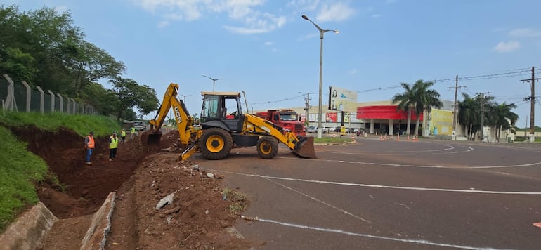 Una retroexcavadora destruye parte de un canal de desagüe de la avenida Itaipú frente a un shopping, donde construirán una mega rotonda solo para favorecer a un centro comercial. La obra además no tiene aprobación del MOPC.