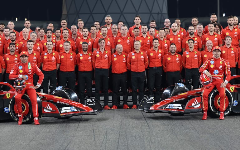 Charles Leclerc (der.) y Carlos Sainz todavía pueden darle el campeonato al “Cavallino Rampante”.
