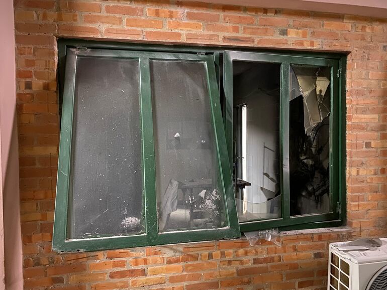 Unas ventanas rotas, producto del incendio reportado hoy en el Hospital de Luque.