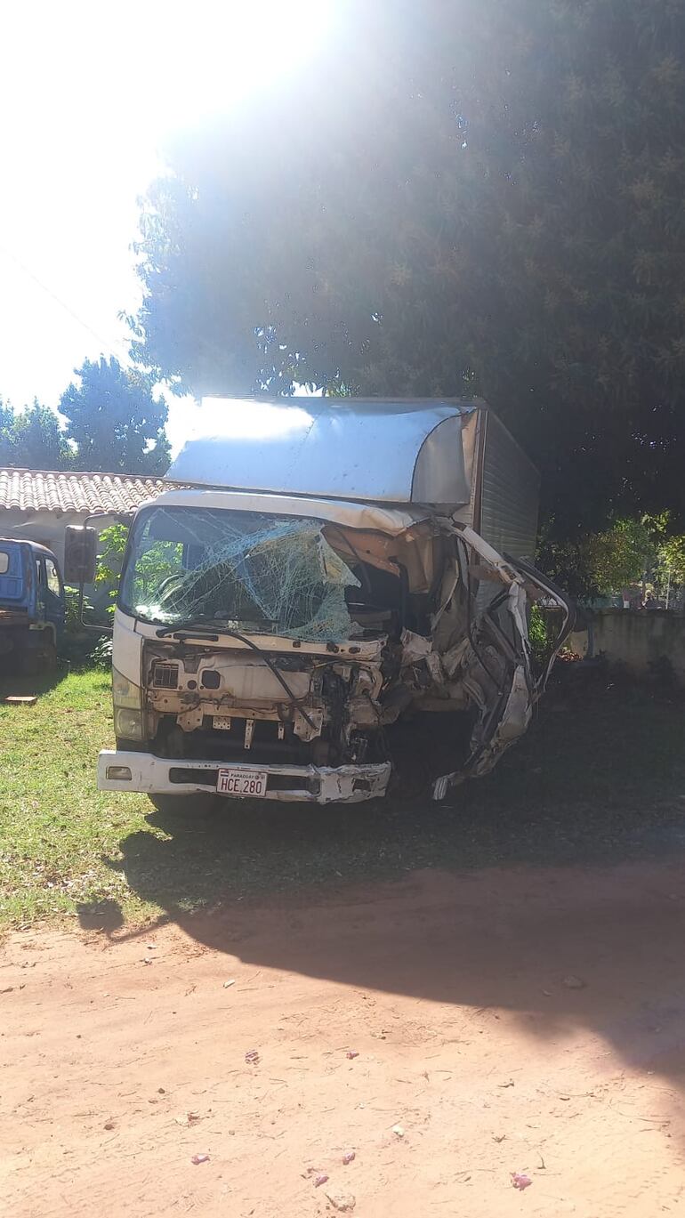 Camión que impactó contra el minibús en el que iba el equipo de handball de Santaní en el accidente fatal en emboscada.