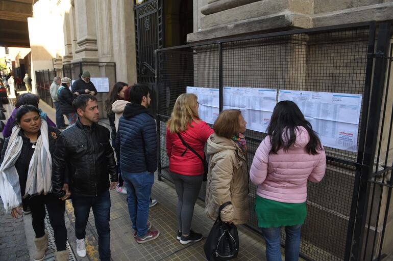 Ciudadanos acuden a votar en las elecciones Primarias, Abiertas, Simultáneas y Obligatorias (PASO), en la Escuela Normal Superior Número 3 Bernardino Rivadavia en el barrio de San Telmo, en Buenos Aires (Argentina). La jornada electoral en Argentina transcurre este domingo en medio de las demoras denunciadas en Buenos Aires por la implementación del voto electrónico, los discursos de los principales líderes políticos pidiendo a la ciudadanía que acuda a sufragar y una participación de un tercio del censo. (EFE)