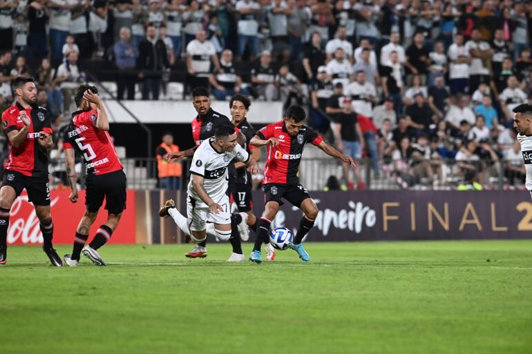 Jugada en la que se produce el penal para Olimpia por falta sobre Fernández