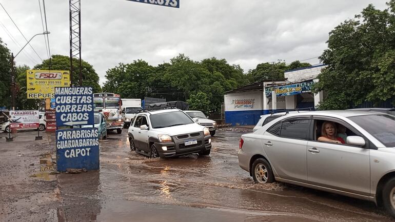 Una gran cantidad de agua tapó los baches de la zona del ex 15 de la ruta D027. En la imagen se ve a los vehículos pasar con dificultad.