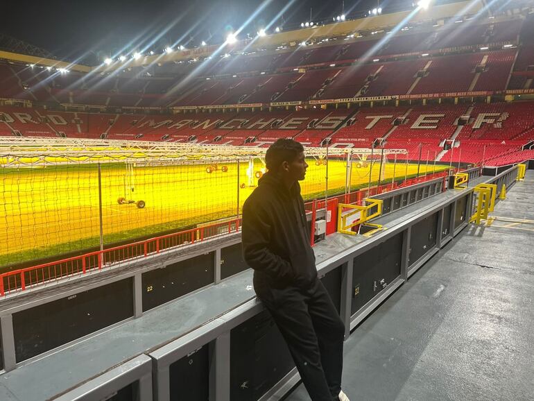 Diego León, 17 años, posa en el mítico estadio Old Trafford, el “Teatro de los Sueños” del Manchester United.