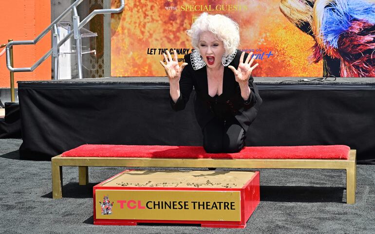 La cantante y activista Cyndi Lauper plasmó este martes sus manos y sus pies sobre el cemento de la entrada del famoso Teatro Chino, ubicado en el Paseo de la Fama de Hollywood (Los Ángeles), en una ceremonia de homenaje a su carrera en la que estuvo acompañada de la leyenda del pop Cher.