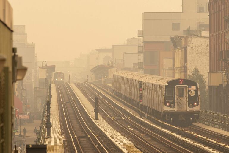 El humo producto de los incendios forestales canadienses envuelve el área de Nueva York, convirtiéndola en la peor calidad del aire del mundo en este momento, como se ve en una plataforma del metro en el distrito de Brooklyn de Nueva York, Nueva York, EE. UU., 07 de junio de 2023.