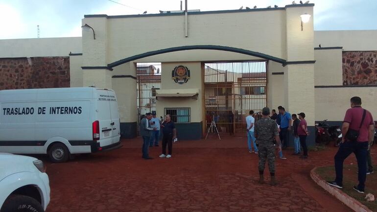 Un presunto enfrentamiento entre agrupaciones criminales enemigas se desató hoy en la Penitenciaría de Pedro Juan Caballero.