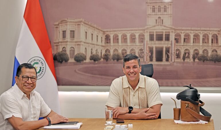 El ministro de Desarrollo Social, Tadeo Rojas (izq.) y el presidente Santiago Peña, analizaron ayer la gestión de dicho ministerio, según la información oficial.