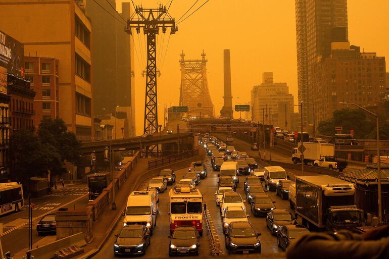 El tráfico pasa por el puente Ed Koch Queensboro mientras el humo de los incendios forestales canadienses arroja una neblina sobre el área el 7 de junio de 2023 en la ciudad de Nueva York.