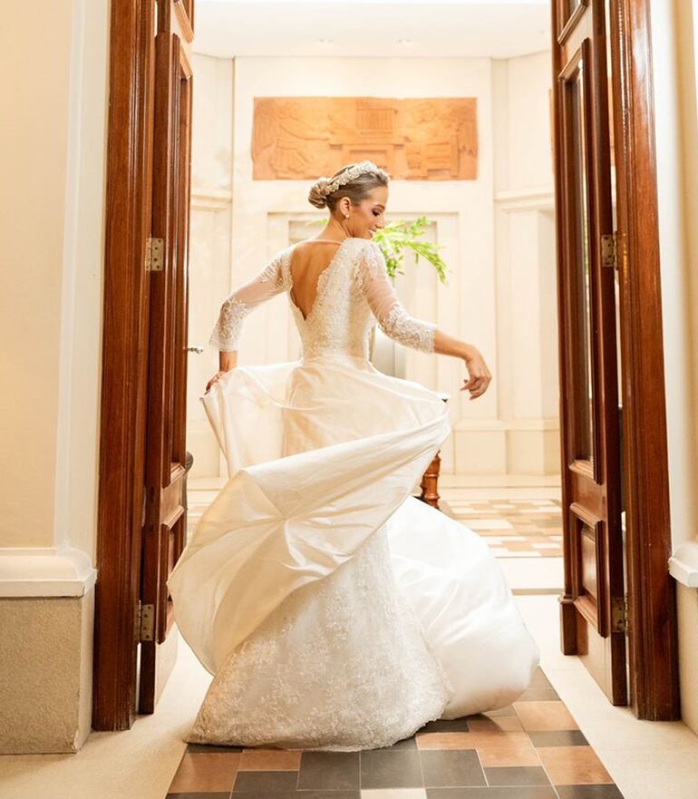 La novia lució hermosa con un vestido de Atelier Nicole Burkholder.
Arianna María llevó un tocado creación de Jadiyi Yudis Yaluff. 