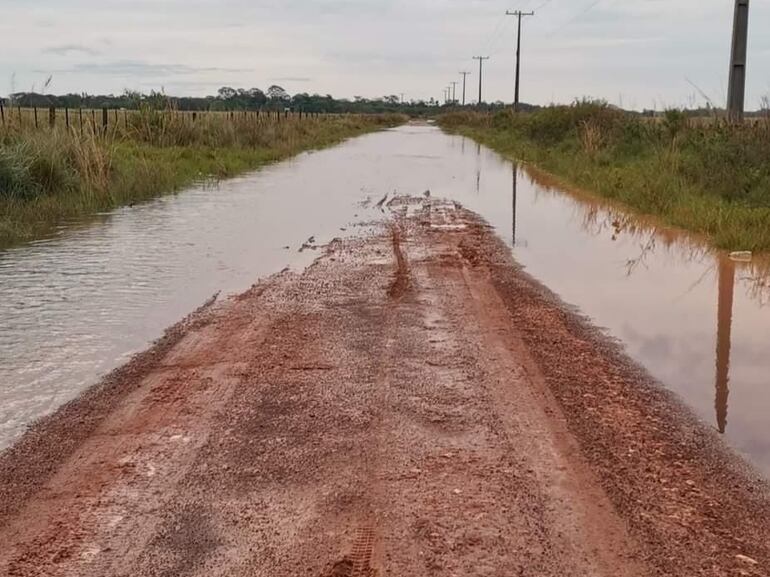 Una parte del camino que llega a la colonia Navidad de 25 de Diciembre quedó desbordado luego de la intensa lluvia