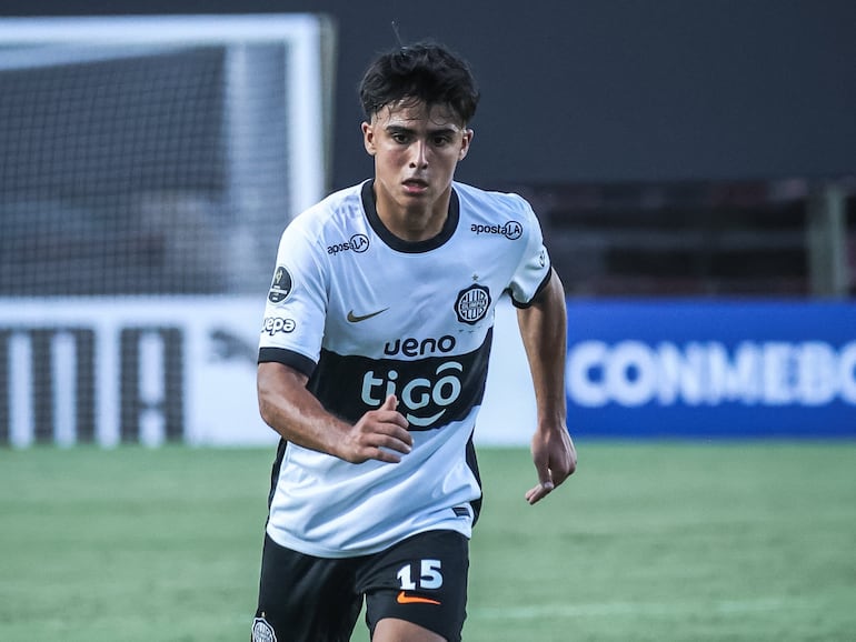 Baruja, futbolista de Olimpia, domina el balón en el partido frente a Flamengo por la primera fecha de la Copa Libertadores Sub 20 en el estadio Gunther Vogel, en San Lorenzo, Paraguay.