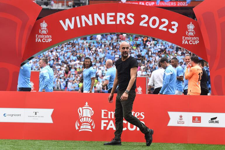 El español Pep Guardiola, entrenador del Manchester City, después de conquistar la FA Cup 2022-2023 ante el Manchester United en el estadio Wembley, en Londres. 