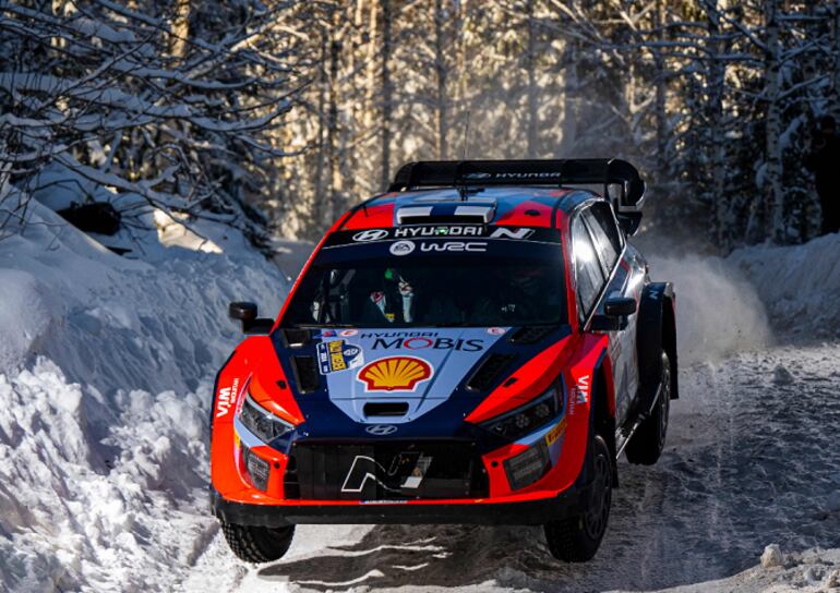 Imponente salto del Hyundai i20 N a los mandos de  Esapekka Lappi y Janne Ferm. Al rally sueco le queda un día más de emociones.