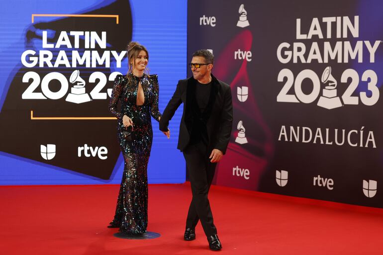 Nicole Kimpel y Antonio Banderas llegando sonrientes a la alfombra roja de la gala anual de los Latin Grammy, en Sevilla. (EFE/Jorge Zapata)
