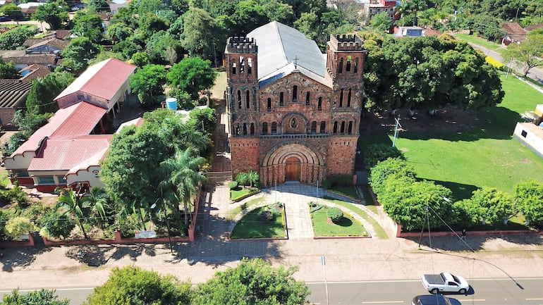 Toma aérea de la antigua parroquia Nuestra Señora de la Asunción del barrio Ybaroty de Villarrica.