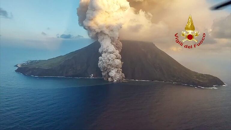 Esta foto fue tomada por los Vigili del Fuoco, el Cuerpo Italiano de Bomberos, muestra una vista aérea del volcán Strombili arrojando ceniza volcánica, en Sicilia.