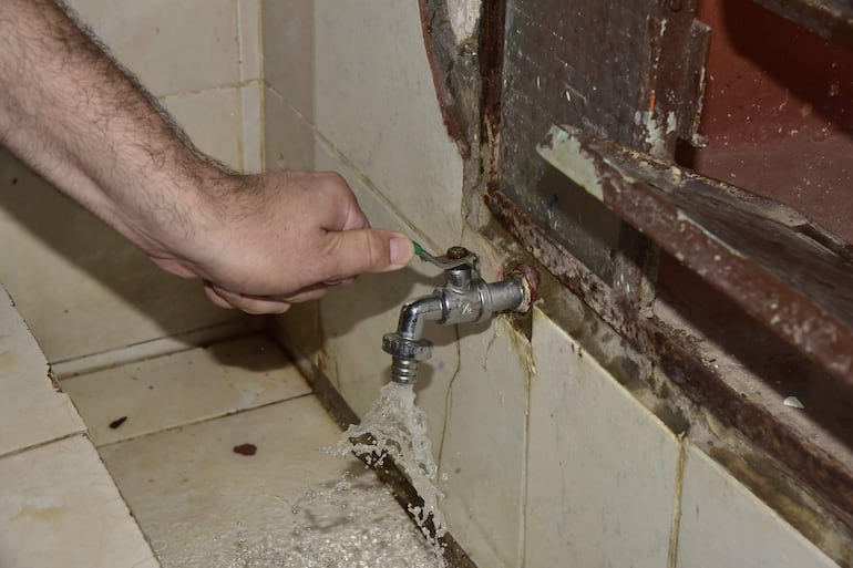 La canilla no funciona en el baño de niñas en el Colegio República Argentina de Asunción, generando la pérdida constante de agua.