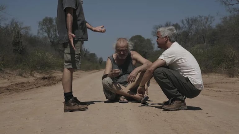 Jota Escobar (de pie), Ulf Drechsel y Sebastián Peña Escobar en una escena del documental "Los últimos", que se exhibirá desde hoy en el Cine Villamorra.