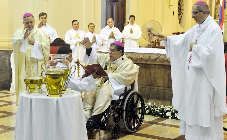 Monseñor Pastor Cuquejo presidiendo una misa en silla de ruedas por su delicado estado de salud.