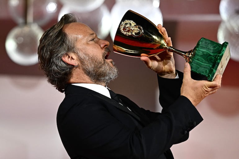 El actor Peter Sarsgaard expresó su preocupación acerca de la inteligencia artificial tras recibir la Copa Volpi al Mejor Actor.