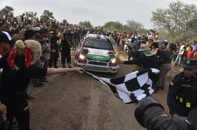 Miles de paraguayos acompañan en cada edición el Transchaco Rally, lo que representa un importante evento turístico.