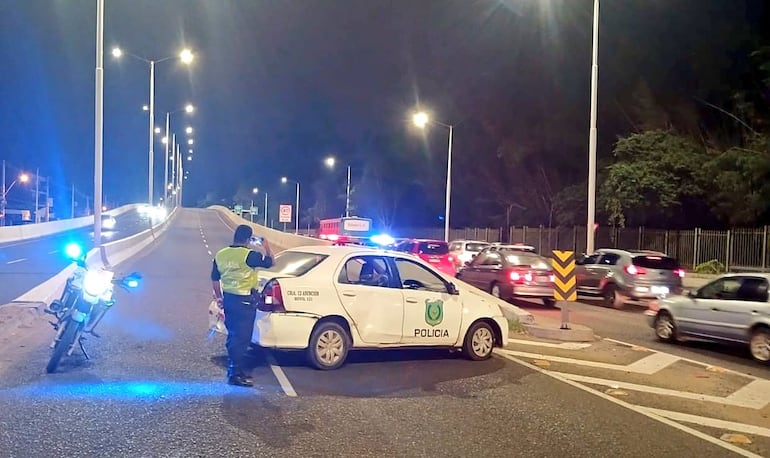 La Policía Nacional bloquea el tránsito en el corredor vial Botánico, en el ingreso a Asunción.