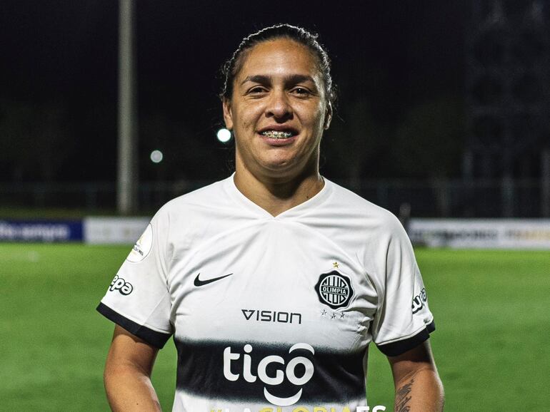 La paraguaya Amada Peralta, jugadora de Olimpia, con el premio de figura del partido después del triunfo frente a Colo Colo de Chile por la primera fecha del Grupo B de la Copa Libertadores Femenina 2024 en el CARFEM, en Ypané.