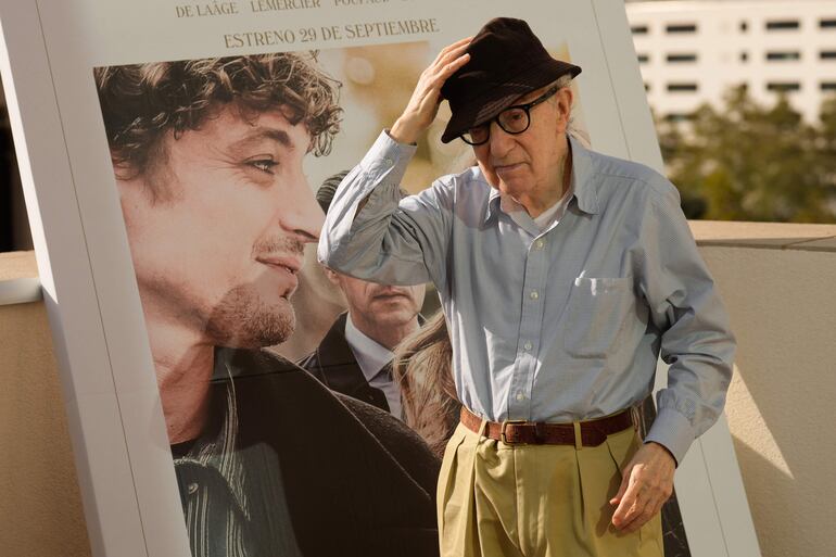 Woody Allen posa durante la presentación en Barcelona de su última película, "Golpe de suerte", rodada en francés en París.