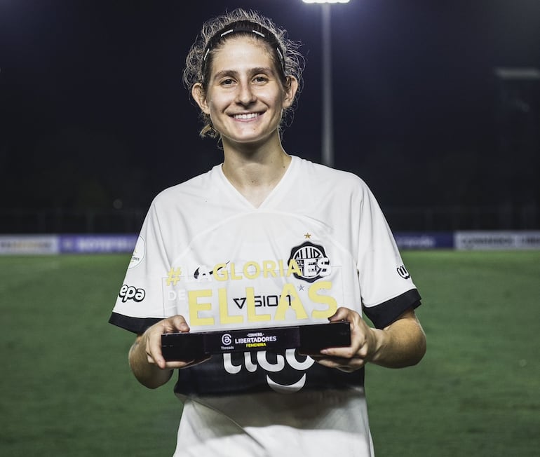 Camila Barbosa, quien marcó un gol para Olimpia, fue elegida la mejor jugadora del partido.