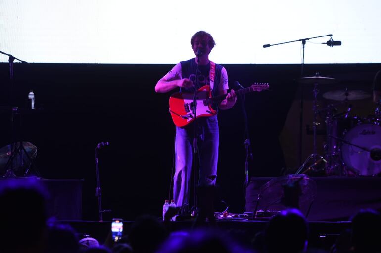 Sloan Struble, ​más conocido como Dayglow, arriba del escenario del festival Asincrónico 2024.