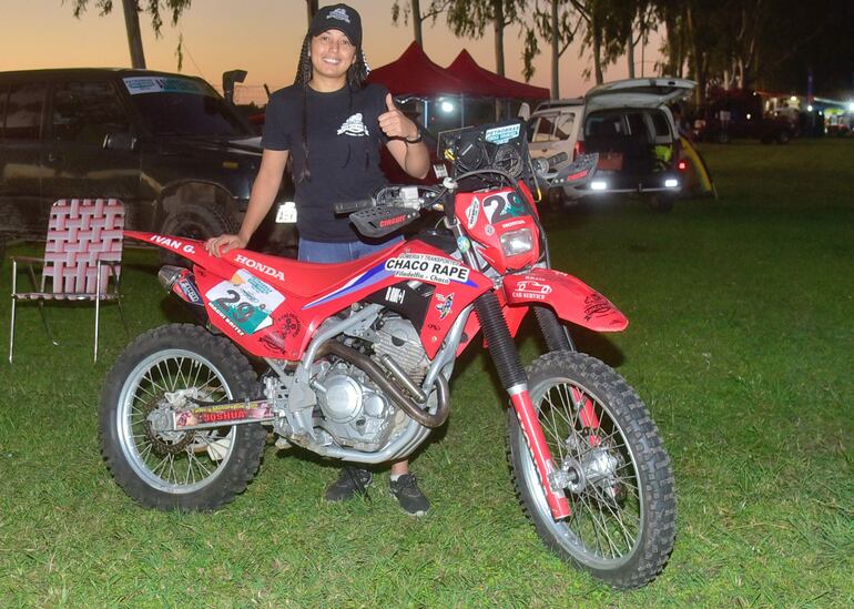 La piloto del Chaco paraguayo, Magi Brítez, buscará nuevamente el triunfo en su Clase dentro de la categoría de Motos, que la tiene como gran favorita.