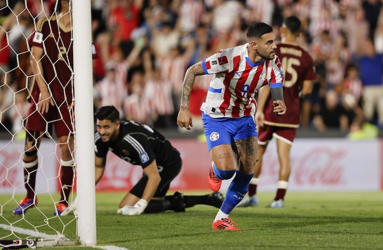 Antonio Sanabria de Paraguay celebra su gol este martes, en un partido de las eliminatorias sudamericanas para el Mundial de 2026 en el estadio Defensores del Chaco en Asunción (Paraguay). EFE/ Juan Pablo Pino
