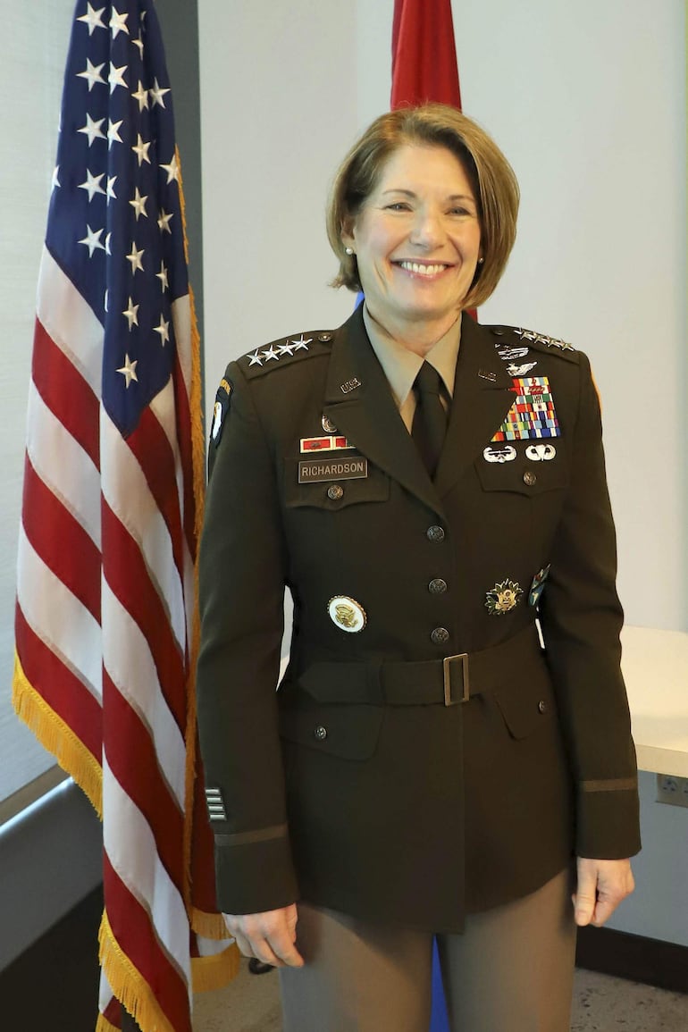 La Gral. Laura Richardson concedió una entrevista exclusiva en la sede de la embajada de los Estados Unidos. La visita fue en el marco de los 80 años de relaciones militares entre Paraguay y norteamérica.