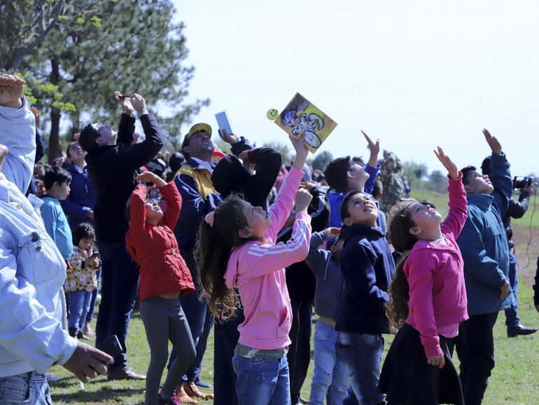 ¿Dónde está el paracaidista?. Los niños y niñas esperando el aterrizaje de los profesionales del velamen en Edelira.