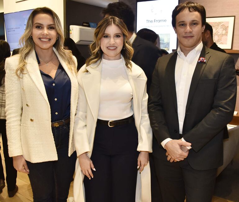 Romina Gaona, Claudia Ramírez y Daniel Molinas.