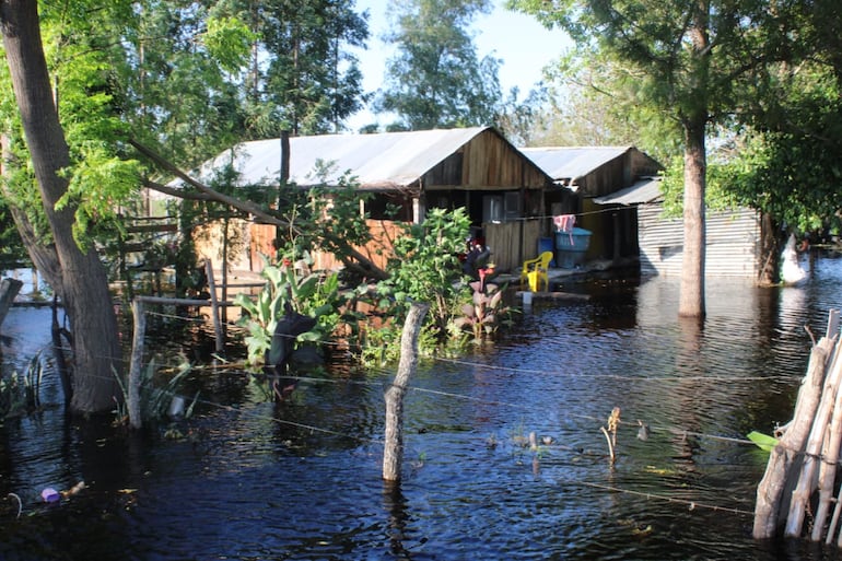 Varias viviendas se encuentran inundadas en el asentamiento de Belén del distrito de Tacuaras.