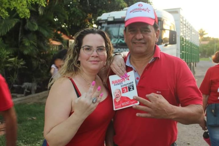 La consulesa paraguaya en Clorinda (Argentina), Belinda Gómez Cattebeke, haciendo campaña política, actividad que tiene prohibida según Ley de Servicio Diplomático.